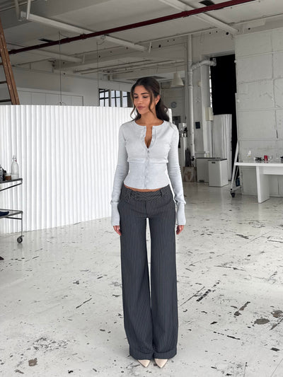 Button Low Waist Hose – Dunkelgrau Gestreift