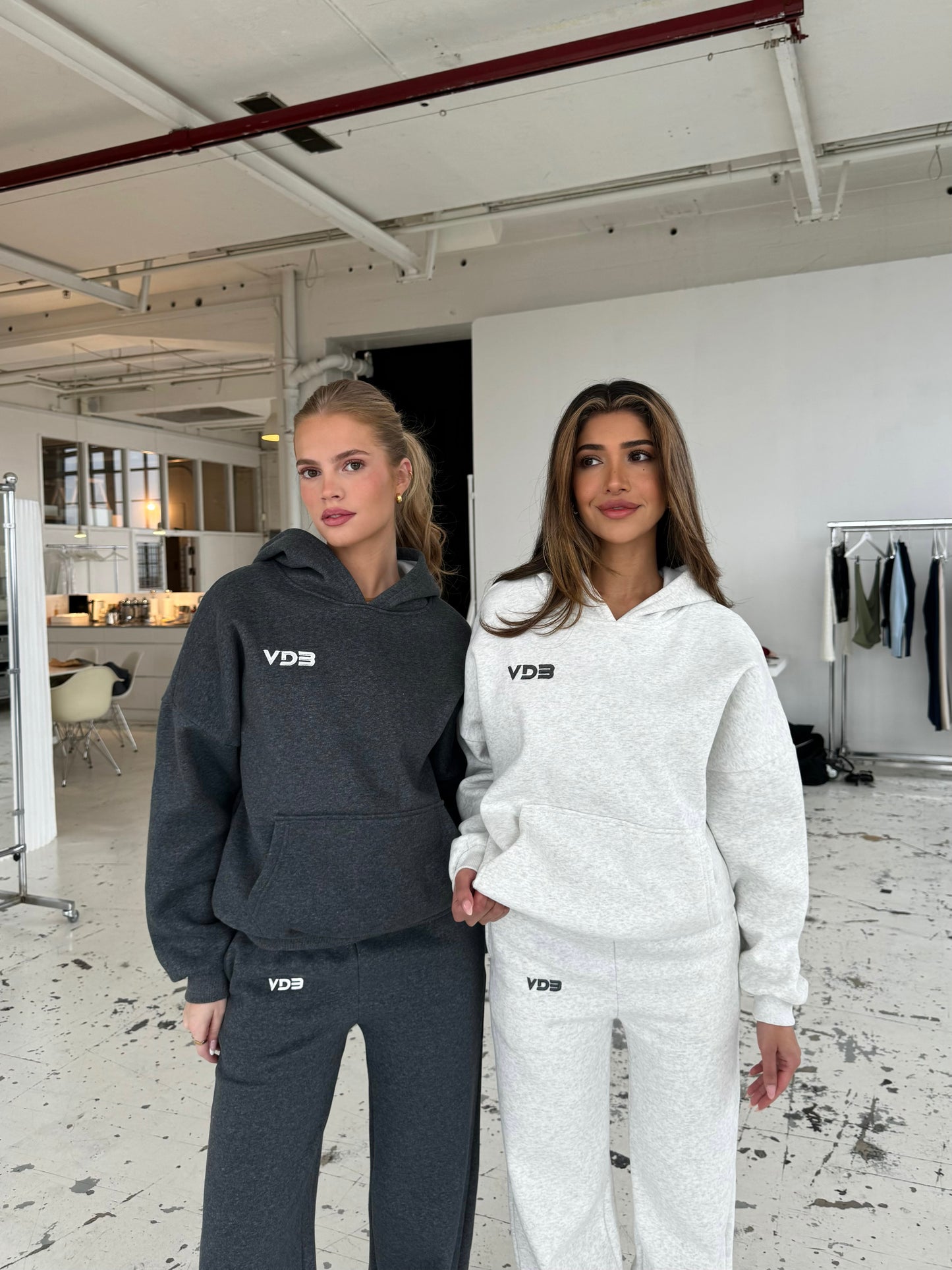 VDB Hoodie - mørk grå meleret