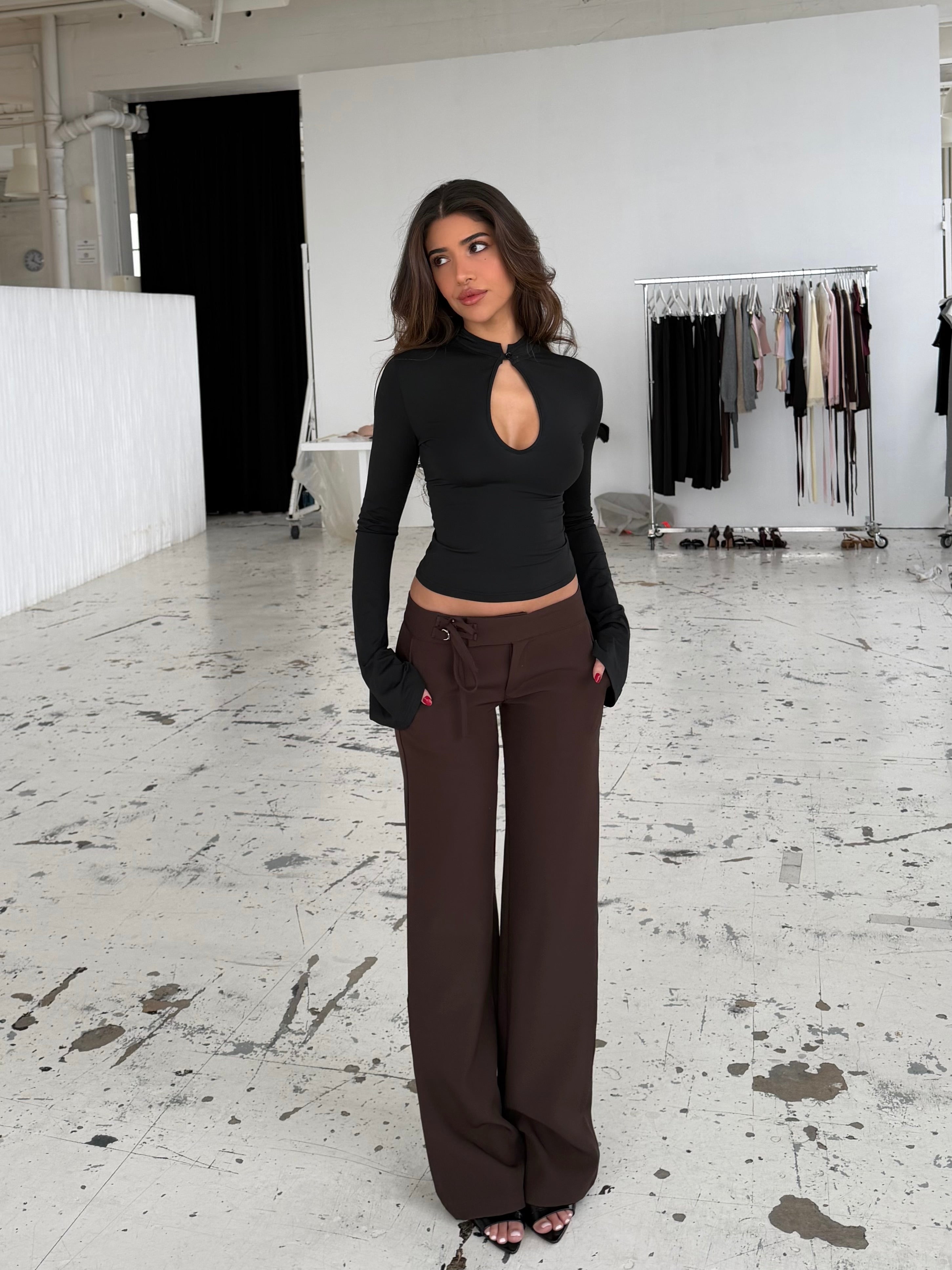 Buckle low waist bukser - mørk brun