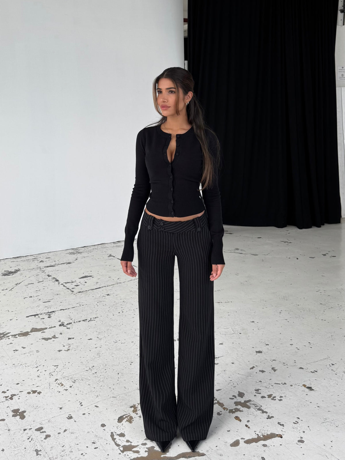 Button low waist bukser - sort stribet